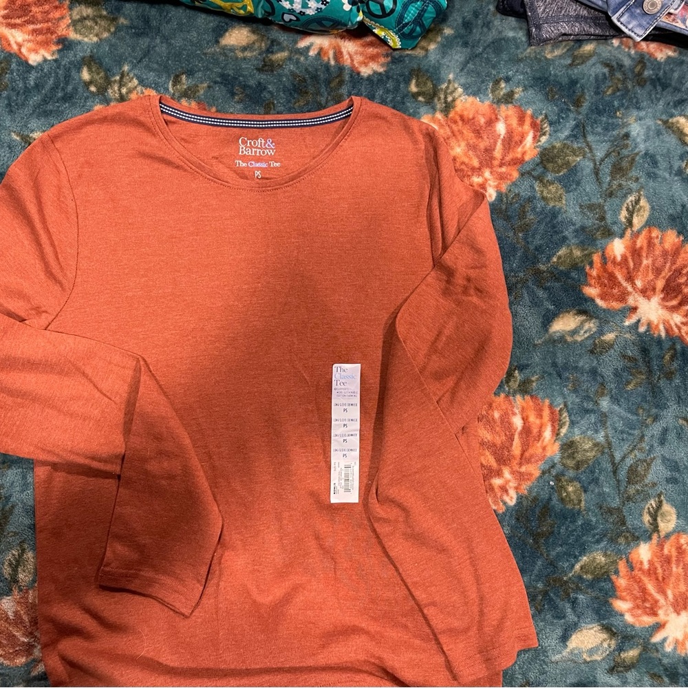 Woman’s stretchy long sleeve petite small runs big